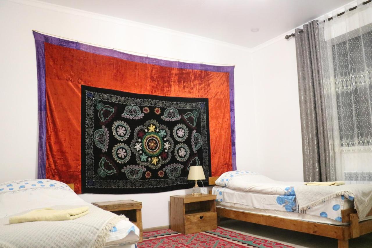 Tuenduek Guest House, Каракол Экстерьер фото
