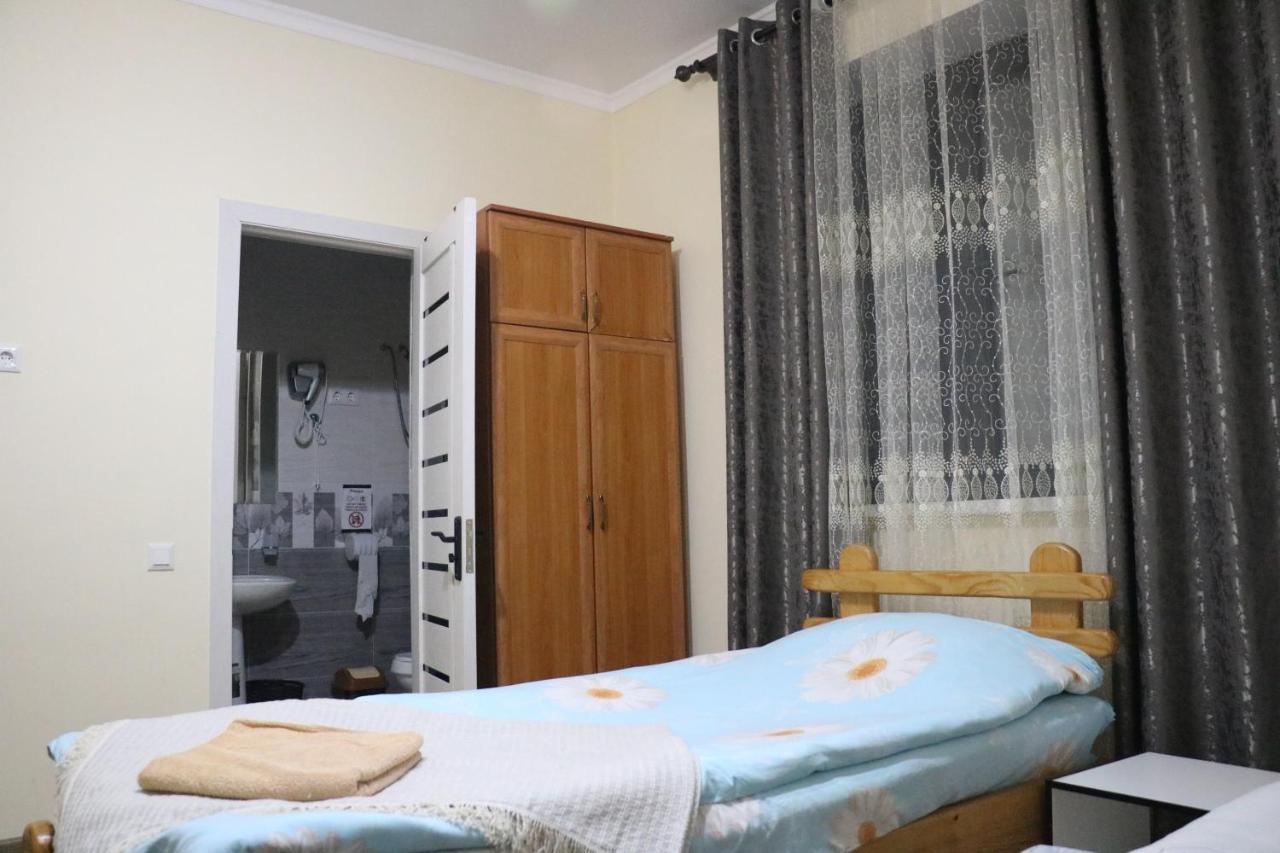 Tuenduek Guest House, Каракол Экстерьер фото