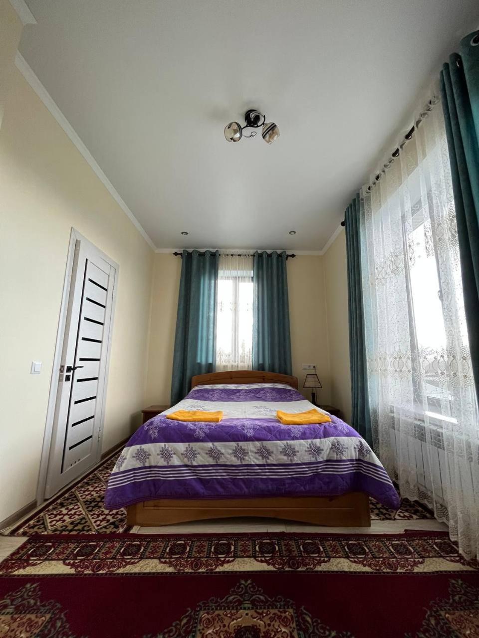 Tuenduek Guest House, Каракол Экстерьер фото