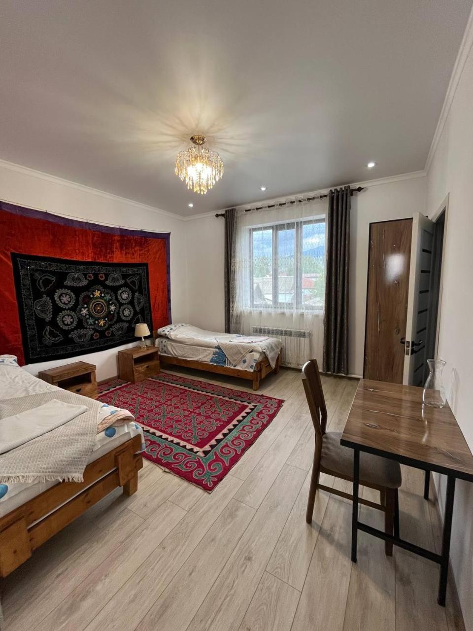 Tuenduek Guest House, Каракол Экстерьер фото