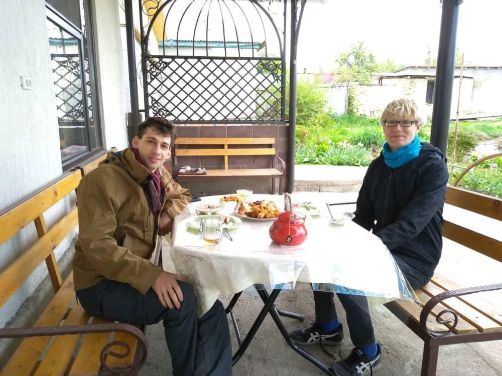 Tuenduek Guest House, Каракол Экстерьер фото
